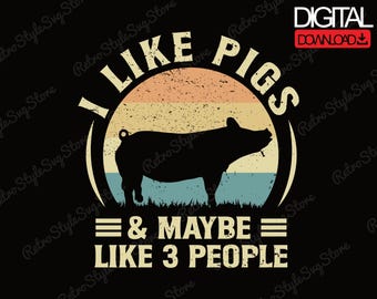Puede incluir: Diseño gráfico negro con el texto "I LIKE PIGS & MAYBE LIKE 3 PEOPLE" y una silueta de cerdo. El diseño incluye un fondo retro de puesta de sol con rayas naranjas, beige y azules. Las palabras "DIGITAL DOWNLOAD" están en la esquina superior derecha.