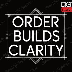 Puede incluir: Gráfico digital negro con el texto blanco "ORDER BUILDS CLARITY" dentro de un marco rectangular blanco. El diseño incluye detalles geométricos y un cuadro rojo con "DESCARGA DIGITAL".