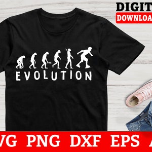 Könnte beinhalten: Schwarzes T-Shirt mit einer weißen Silhouette der Evolution des Menschen, die mit einem Mann auf Rollschuhen endet. Der Text "EVOLUTION" befindet sich unter den Silhouetten.