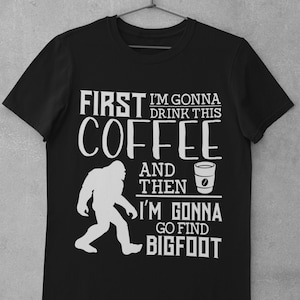 Bigfüße Kaffee SVG - Lustige Sasquatch Clipart, Bigfüße Silhouette, Kaffeeliebhaber Design, Cricut und kommerzielle Nutzung