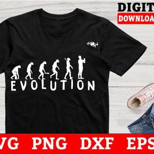 Może przedstawiać: Czarny T-shirt z białym nadrukiem przedstawiającym serię ludzików symbolizujących ewolucję człowieka, która kończy się na człowieku trzymającym drona. Pod nadrukiem znajduje się napis "EVOLUTION".