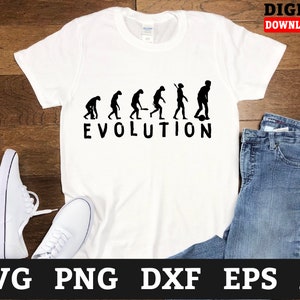 Könnte beinhalten: Weißes T-Shirt mit einer schwarzen Silhouette der Evolution des Menschen, die mit einem Mann beim Bowling endet. Der Text "EVOLUTION" ist unter den Silhouetten gedruckt.