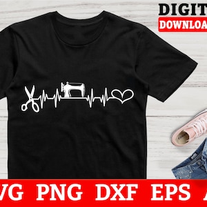 Puede incluir: Camiseta negra con un gráfico blanco de tijeras, una máquina de coser y un corazón, diseñado para parecer un latido. Las palabras "DIGITAL DOWNLOAD" están en un cuadro rojo. Debajo, las palabras "SVG PNG DXF EPS AI" están en un cuadro rojo.