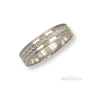 Aliança de casamento em ouro branco 9 quilates com padrão de estrela facetada, totalmente contrastada, tamanho 0 1/2 do Reino Unido / 7 1/2 dos EUA, faixa de 4,5 mm de largura, padrão de corte de diamante gravado