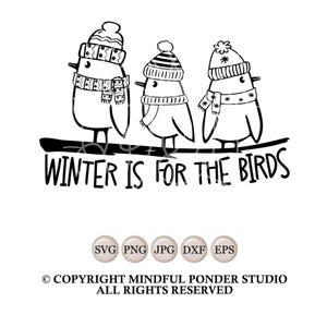 Op de afbeelding: Zwart-witte illustratie van drie vogels die wintermutsen en sjaals dragen en op een tak zitten. De tekst "WINTER IS FOR THE BIRDS" staat onder de vogels.