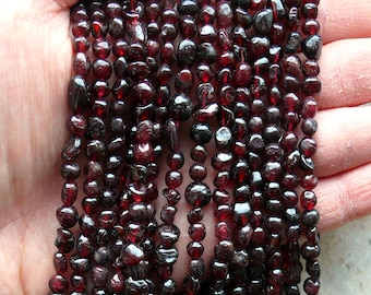 Granat Nuggets || Perlen-Strang || ca. 4-8 mm