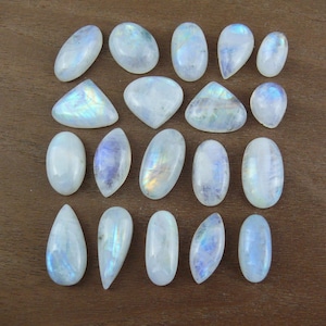 Små regnbågsmånstens-cabochoner / vit labradorit || Oval, droppe, markis, fyrkantig || Ca 14-27 mm
