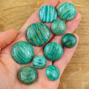 Randiga Amazonitcabochoner || Runda || ca 14-30 mm