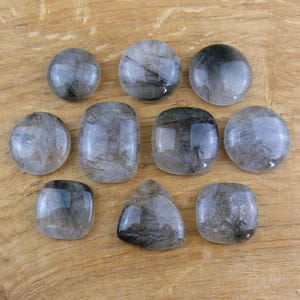 Cabochoner av rutilerad kvarts/turmalinkvarts || Runda, fyrkantiga, triangulära
