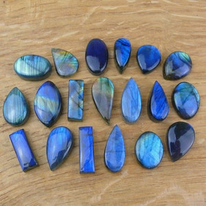 Può includere: Assortimento di 17 cabochon di labradorite blu e verde in varie forme e dimensioni, tra cui ovale, a goccia e rettangolare.