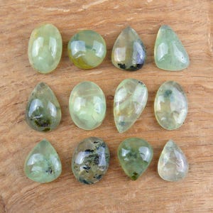Prehnit || Små cabochoner || Med mindre skador || Ca 18-30 mm