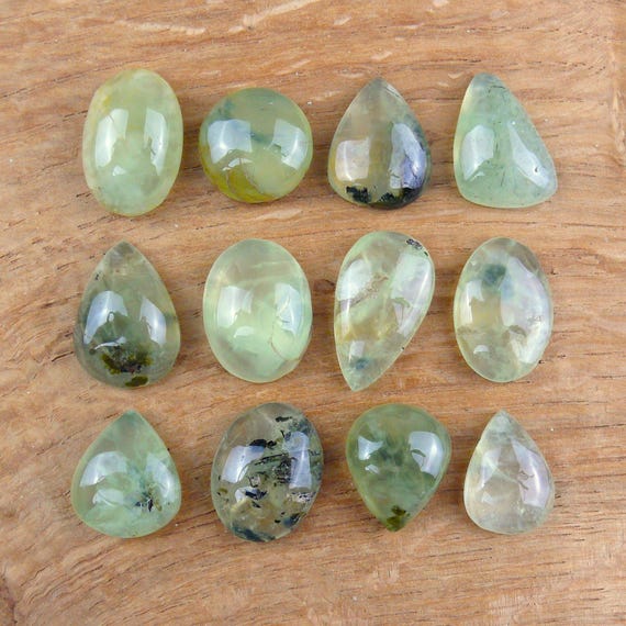 Prehnit || Kleine Cabochons || Mit kleinen Beschädigungen || ca. 18-30 mm