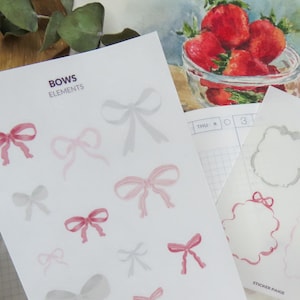 Puede incluir: Hojas de pegatinas con diseños de lazos y marcos en rosa y gris. Una hoja tiene el texto "BOWS ELEMENTS". Otra hoja tiene lunares rosas y grises y pegatinas de lazos. Una acuarela de fresas está en el fondo.