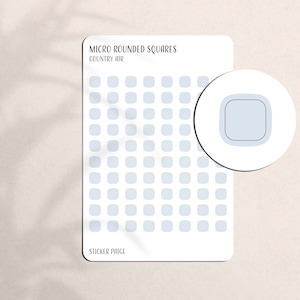 Könnte beinhalten: Ein Blatt Stickerpapier mit einem Raster aus 10 Reihen und 10 Spalten kleiner, abgerundeter quadratischer Sticker in hellblau. Oben auf dem Blatt steht der Text "MICRO ROUNDED SQUARES" und "COUNTRY AIR". Unten auf dem Blatt steht der Text "STICKER PAGE".