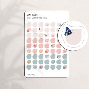 Op de afbeelding: Een stickervel met bloemen- en vlinderontwerpen in pastelkleuren. De sheet bevat de tekst "MINI DROPS HONEY MEADOW COLLECTION" en "STICKER PAGE". Een close-up toont een blauwe vlinder.