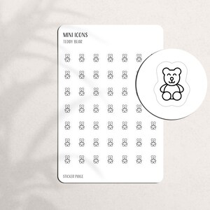 Könnte beinhalten: Ein Bogen weißer Aufkleber mit einem sich wiederholenden Muster aus kleinen Teddybär-Symbolen in Schwarz. Auf dem Bogen steht "MINI ICONS TEDDY BEAR" und "STICKER PAGE". Ein größeres Teddybär-Symbol befindet sich in einem weißen Kreis.