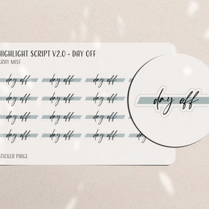 Puede incluir: Una hoja de pegatinas con la frase "day off" en escritura manuscrita, con un resaltado azul claro. También se incluye una pegatina redonda con el mismo diseño. El texto "HIGHLIGHT SCRIPT V2.0 - DAY OFF" está en la parte superior.