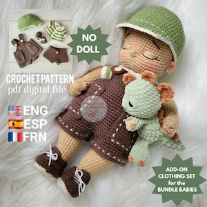 Puede incluir: Una muñeca de ganchillo con un peto marrón, un gorro verde y zapatos marrones con cordones blancos. La muñeca sostiene una tortuga de ganchillo verde y marrón. Se muestran prendas de vestir de ganchillo adicionales, incluyendo un gorro, pantalones cortos y una camisa a rayas. El texto "CROCHET PATTERN pdf digital file" es visible.