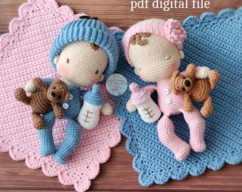 Peut inclure: Deux poupées pour bébés au crochet, une bleue et une rose, chacune tenant un biberon et un ours en peluche. Elles sont posées sur des couvertures au crochet assorties. L'image comprend le texte "CROCHET PATTERN pdf digital file".