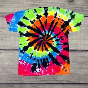 Tie Dye Black e Rainbow Shirt/ Handmade Tie-Dye Spiral Tee