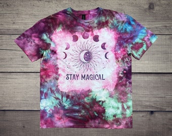 Großes Ice Dyed Gebleichtes Shirt mit Grafik/ Stay Magical/ Live by the Sun/ Trust the Mystery