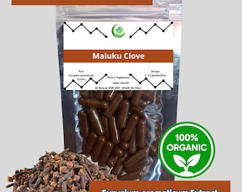 Puede incluir: Una bolsa transparente resellable llena de cápsulas marrones etiquetadas como Maluku Clove. La etiqueta incluye el texto Pure Syzygium aromaticum Extract, Dietary Supplement y vegan capsules. Un montón de clavos de olor secos se encuentra al lado.