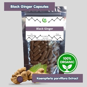 Può includere: Una busta in alluminio argentato contenente capsule marroni etichettate Black Ginger. L'etichetta include il testo: Pure Kaempferia parviflora Extract, Dietary Supplement, vegan capsules, Dosage: 1-2 Capsules/Day, All Natural- NON GMO- VEGAN- No Fillers.