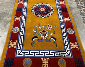 Handgefertigter Tibetischer Wollteppich, Gelbes Blumenmedaillon, Geometrische Motive