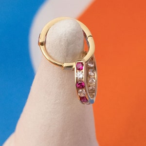 14k Gold Creolen: Rosa & Weisse CZ Huggie Ohrringe