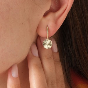 14k Yellow Gold Disc Earrings, Solid Sunbeam Gold Earrings, 14K Gold Glowing Sun Earrings, Solid Gold Round Earrings, 14K Gold Sun Earrings,