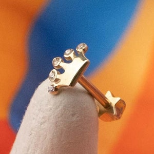 Piercing de oro macizo con forma de corona - Pendiente de triángulo con forma de trago - Pendiente de daith - Piercing con forma de corona - Piercing con rosca en la parte posterior de oro