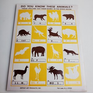 Op de afbeelding: Een zwart-wit werkblad met een gele achtergrond. Het werkblad heeft 16 vakjes met dierensilhouetten in elk vakje. De titel van het werkblad is "Ken je deze dieren?" en de instructies zijn "Maak de spelling van hun namen af in de vakjes hieronder."