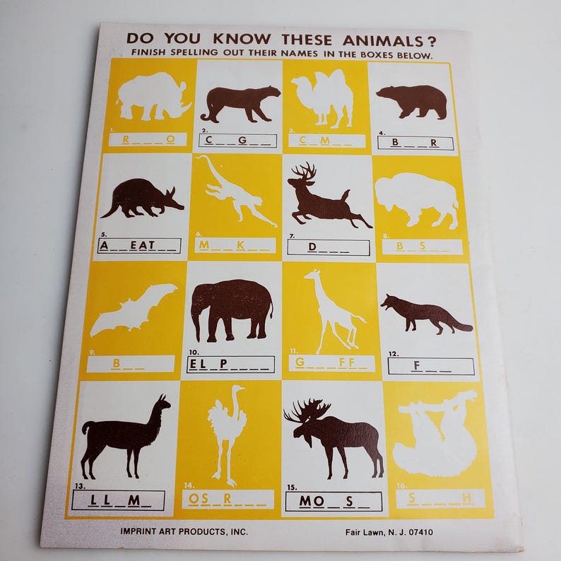 Op de afbeelding: Een zwart-wit werkblad met een gele achtergrond. Het werkblad heeft 16 vakjes met dierensilhouetten in elk vakje. De titel van het werkblad is "Ken je deze dieren?" en de instructies zijn "Maak de spelling van hun namen af in de vakjes hieronder."