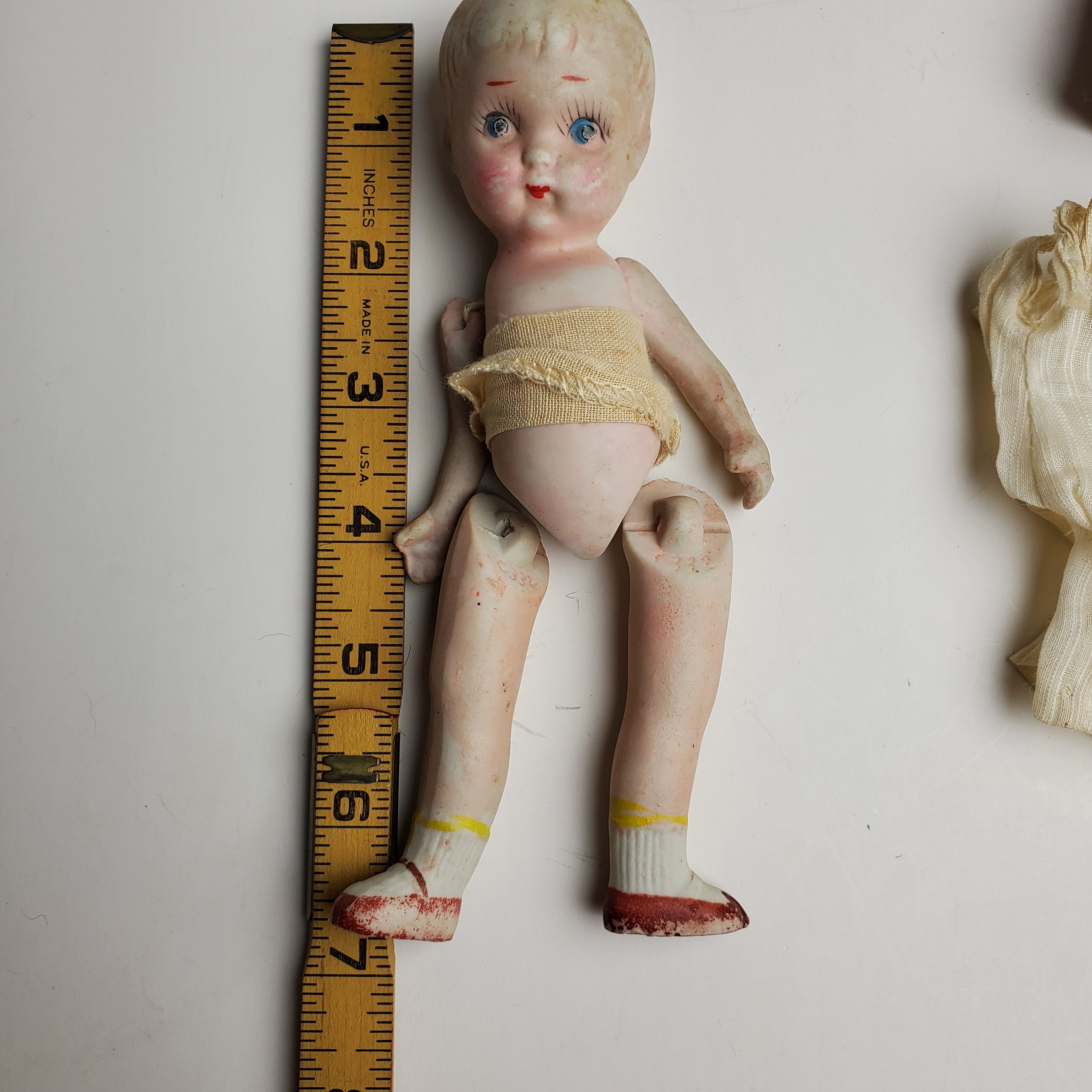 * antique baby doll ୨୧ * 小さな陶器製 の女の子 Vintage 1980's Baby Girl Porcelain Doll With Wicker and Lace