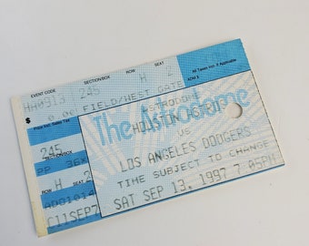 Puede incluir: Un boleto azul y blanco para el partido de béisbol de los Houston Astros contra los Los Angeles Dodgers. El boleto es para el 13 de septiembre de 1997, a las 7:05 PM. El boleto es para la sección 245, fila H, asiento 2.