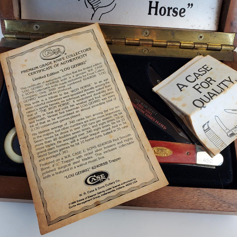 Puede incluir: Un juego de cuchillos Case vintage, con un cuchillo Trapper de mango rojo con refuerzos de n&iacute;quel, exhibido en una caja de madera. El juego incluye un certificado de autenticidad para el cuchillo "LOU GEHRIG" 6240RSB.