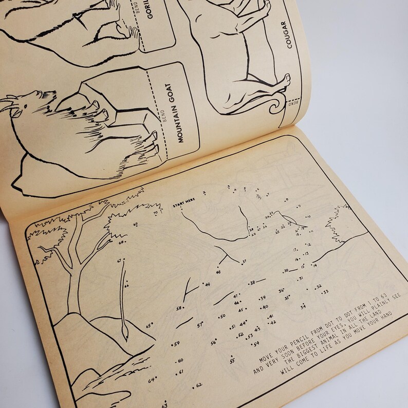 Op de afbeelding: Een zwart-witte verbind-de-stippen-activiteitenboekpagina met een berggeit, een gorilla en een poema op de omslag. De pagina bevat een verbind-de-stippen-illustratie van een boom en een berglandschap. De instructies luiden: "Beweeg je potlood van stip naar stip van 1 tot 63 en heel snel zul je voor je ogen duidelijk het grootste dier in heel het land tot leven zien komen terwijl je je hand beweegt."
