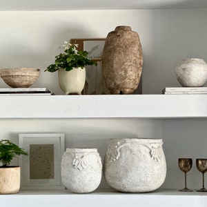Pappmaché Vase, Mittlere Vase im viktorianischen Stil, gealterte weiße Vase, Statement-Stück, nachhaltig, neutrales Dekor, organisches Original Bild 4
