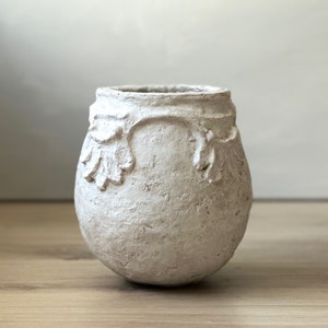 Pappmaché Vase, Mittlere Vase im viktorianischen Stil, gealterte weiße Vase, Statement-Stück, nachhaltig, neutrales Dekor, organisches Original Bild 1