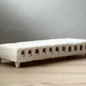Lade van papier-maché, gewelfd wit decor, handgemaakt schip met textuur, statementstuk, duurzaam, neutraal uniek salontafeldecor