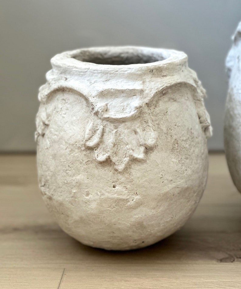 Pappmaché Vase, Mittlere Vase im viktorianischen Stil, gealterte weiße Vase, Statement-Stück, nachhaltig, neutrales Dekor, organisches Original Bild 9