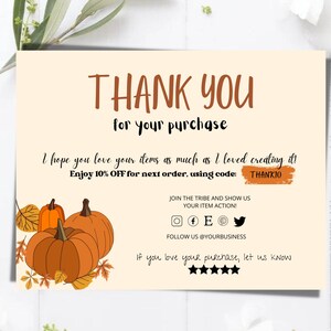 Könnte beinhalten: Eine beige Dankeskarte mit braunem Text, der lautet: "THANK YOU for your purchase." Die Karte enthält eine Zeichnung von drei Kürbissen und Herbstblättern. Der Text "Enjoy 10% OFF for next order, using code: THANK10" ist ebenfalls enthalten.