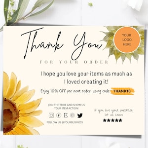 Puede incluir: Una tarjeta de agradecimiento color crema con una ilustración de girasol. La tarjeta incluye el texto "Thank You For Your Order" en una fuente manuscrita. También presenta un marcador de posición de logotipo y un código de descuento.