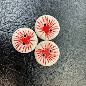 Trío artesanal de tres botones de cerámica hechos a mano adornados con una llamativa hoja grande, rojo y blanco, cerámica hecha a mano por el artista, regalo