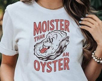 Camiseta divertida con insinuaciones "Más húmeda que una ostra", regalo de cumpleaños para ella, divertida y traviesa camiseta de humor para adultos para amantes de los mariscos, húmeda y vergonzosa.
