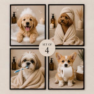 Op de afbeelding: Een set van vier ingelijste wandafbeeldingen met honden in een badkamer. Eén toont een golden retriever pup in een bubbelbad, een andere een poedel in een handdoek, een shih tzu die tandenpoetst en een corgi met een rol toiletpapier.
