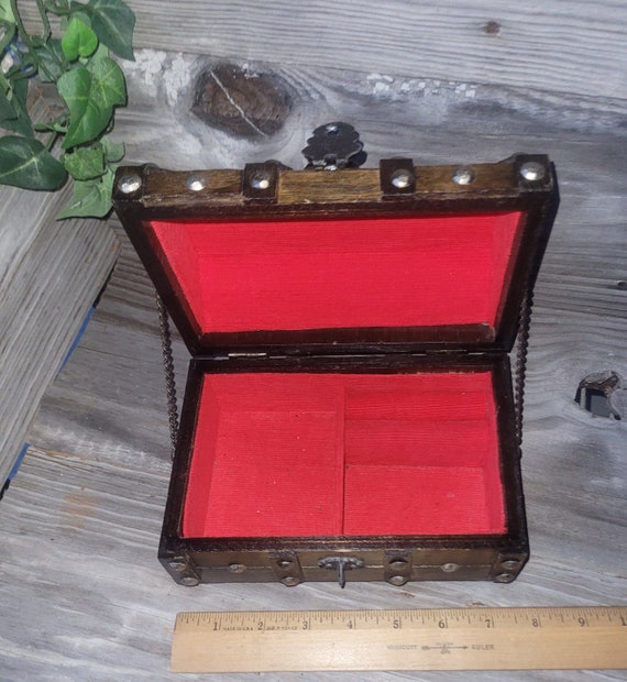 Vintage Treasure Chest Jewelry Box Felt lined jewel… Gem