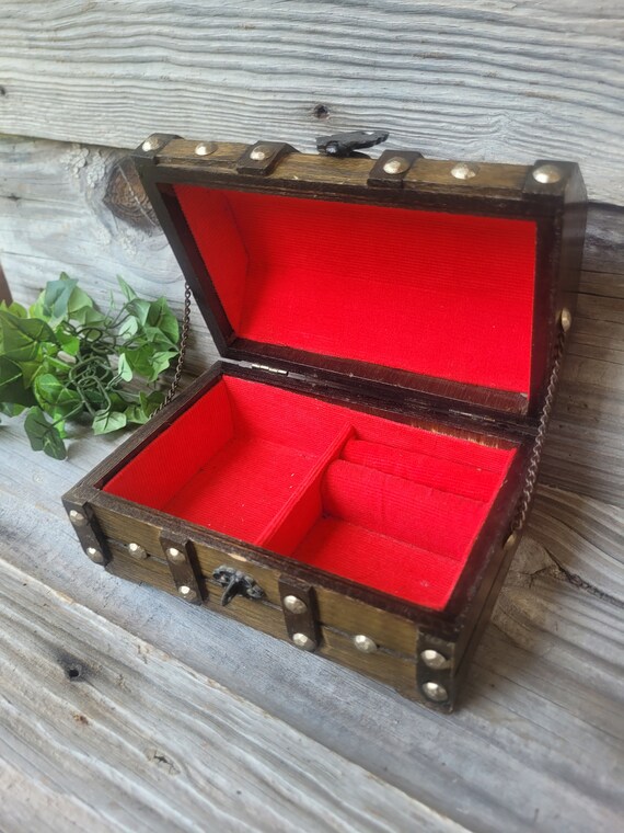 Vintage Treasure Chest Jewelry Box Felt lined jewel… Gem