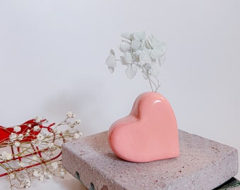 Handshaped Tiny Heart Vase / Handpainted Vase / Unique Gift / Hygge Decor / Dollhouse miniatures / Heart Cute Gift / Birthday Gift / Budvase