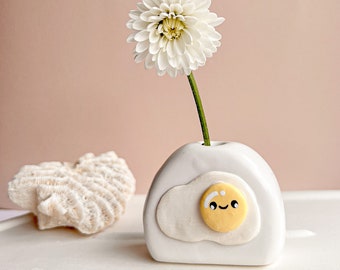 Egg Tiny Vase / Kawaii Fried Egg Vase / Egg Lover Gift / Cute Egg / Mini Vase / Bud Vase / Unique Egg-Cellent Gift / Miniature Fried Egg